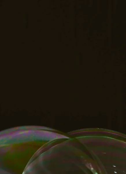 Дві Напівмильні Бульбашки Накладаються Чорний Фон Різнокольоровими Деталями Поверхні Вертикальний — стокове фото