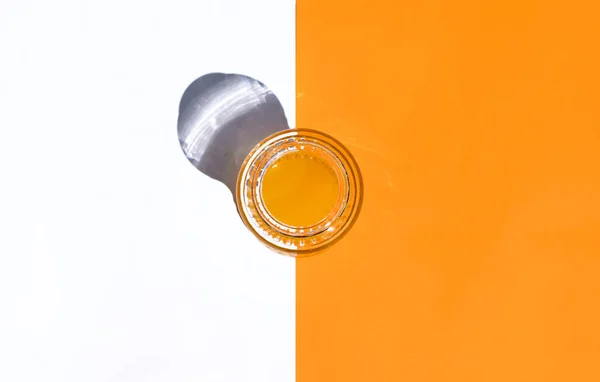 Κρυστάλλινο Γυαλί Χυμό Πορτοκάλι Λευκό Και Πορτοκαλί Φόντο Δημιουργώντας Δύο — Φωτογραφία Αρχείου