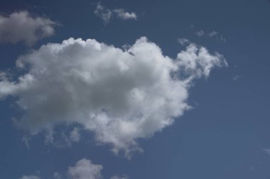 Açık mavi gökyüzü arkaplanı, arka planda bulutlar.