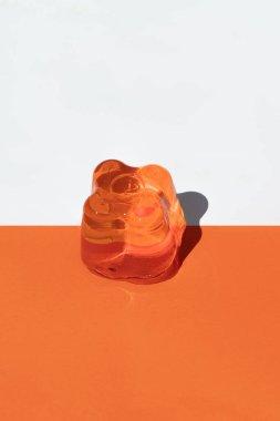 Turuncu denizanaları beyaz ve turuncu arkaplanda izole edilmiş, üst görünüm dikey