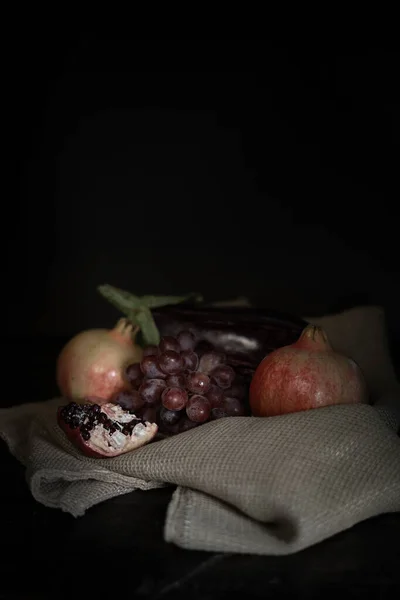 Vertikale Auberginen Und Granatapfel Stillleben Mit Trauben Auf Sacktuch Dunkle — Stockfoto
