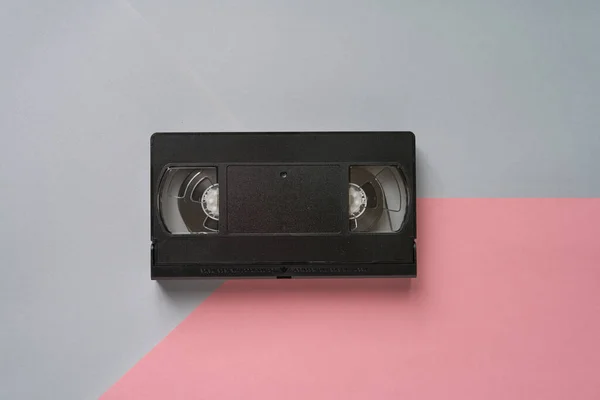 Pembe ve gri arkaplan üzerine video kaset. Üst Manzara. VHS video kaseti. Asgari retro kavramı