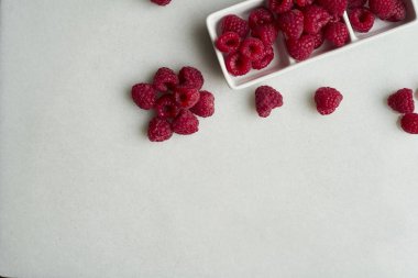 Beyaz seramik kasede taze ahududu. Yiyecek, sağlıklı. Boşluğu kopyala