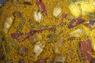 İspanya 'nın gastronomisinden sarı paella ve Akdeniz pirincinin ayrıntıları.
