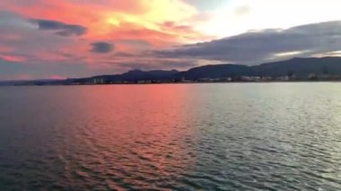 Sihirli Gökkuşağı Renkli Okyanus Günbatımı, dikey panoramik