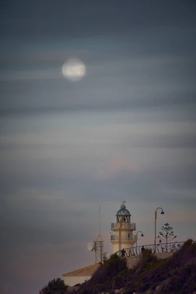 Eclissi Luna Sopra Faro Sulla Costa Verticale — Foto Stock