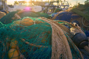 Balık ağları ve halat yığını, altın saat