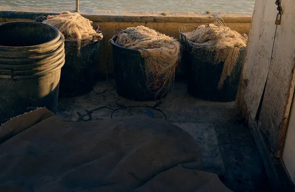 船上的三个篮子里塞满了一些渔网 黄昏的阳光照在它们身上 — 图库照片