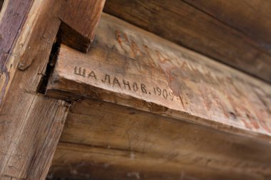 Ahşap Kirişler üzerinde çizik yazıtlar