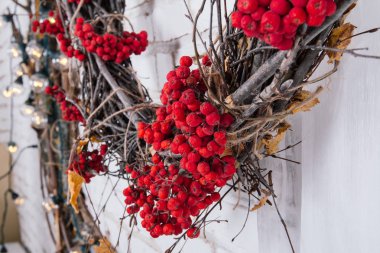 Yeni yıl konum bir geyik, stüdyo dekore edilmiş bir Noel ağacı, hediyeler, koni bir sepet ile