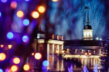 Kazan Kremlin gece toprakları üzerinde yeni yıl saltanatı altında bir top avlu