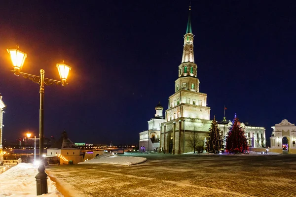 Toren Syuyumbike op het grondgebied van het Kremlin van Kazan op New Year's Eve — Stockfoto