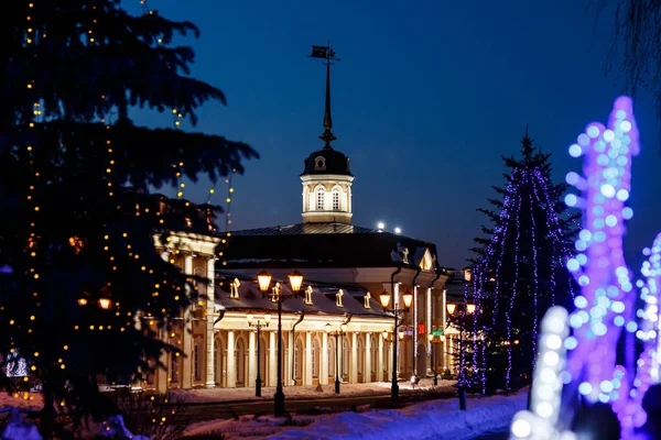 Kazan Kremlin gece toprakları üzerinde yeni yıl saltanatı altında bir top avlu