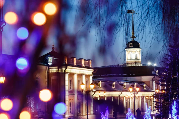 Kazan Kremlin gece toprakları üzerinde yeni yıl saltanatı altında bir top avlu