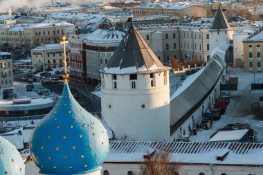 güneşli ve sisli havalarda şehir manzarası