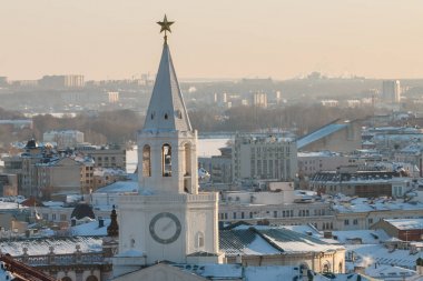 güneşli ve sisli havalarda şehir manzarası