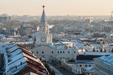 güneşli ve sisli havalarda şehir manzarası