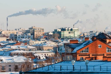 güneşli ve sisli havalarda şehir manzarası