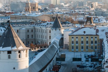 güneşli ve sisli havalarda şehir manzarası