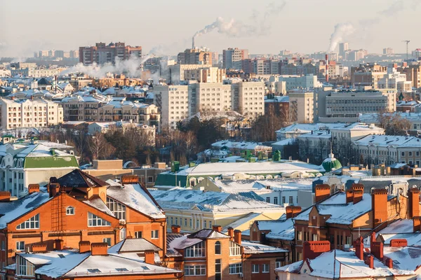 Bela paisagem urbana ensolarada inverno — Fotografia de Stock