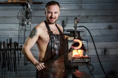Üst düzey demirci smithy örs üzerinde erimiş metal dövme.