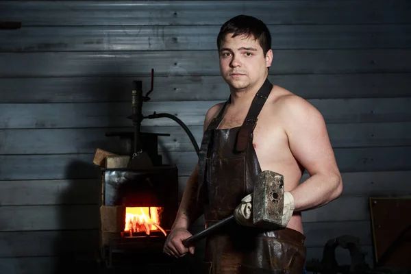 Forja, trabalho de ferreiro, metal quente — Fotografia de Stock