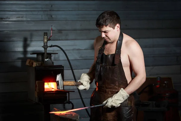 Forge, travail de forgeron, métal chaud — Photo