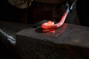 kızgın bir demirci çalışmalarını bezlerinde