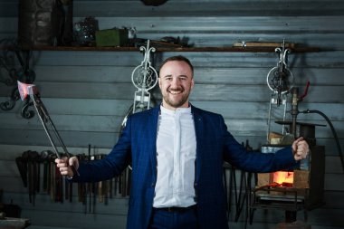 genç işadamı dövme