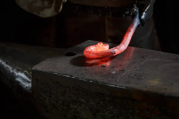 kızgın bir demirci çalışmalarını bezlerinde