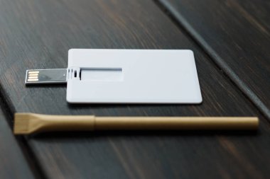 Koyu ahşap background.workspace izole kurumsal marka mockup şablonu