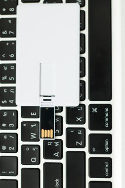Beyaz usb flash kart beyaz Resepsiyon üstten görünüm kadar sahte. çalışma alanı