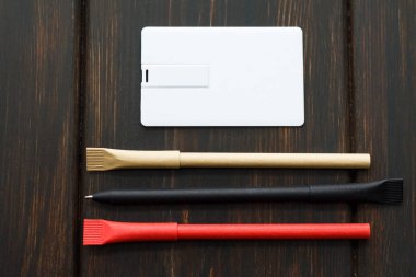 Zarf, cüzdan, kartvizit usb birden parlamak oyun kağıdı, kalem ile çalışma alanı. 