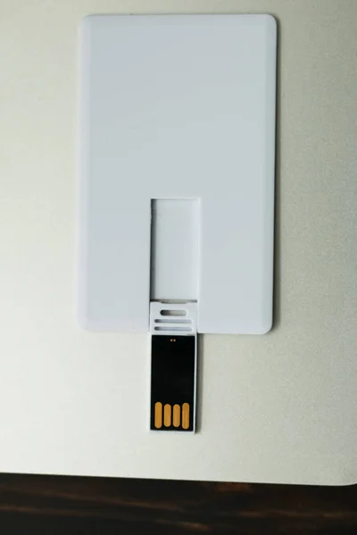 Белый USB флэш-карты белый стол вид сверху макет. рабочее пространство — стоковое фото