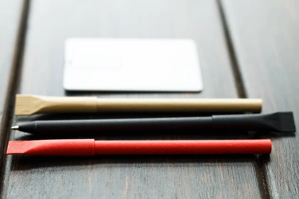 Espacio de trabajo con sobre, billetera, tarjeta flash USB de negocios, pluma . — Foto de Stock