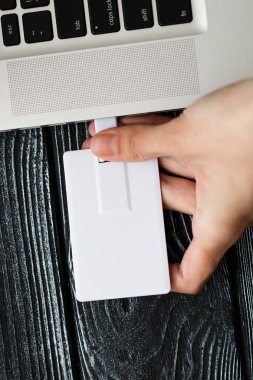 El bilgisayar laptop içine USB flash sürücü ekleme.