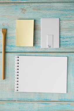 Zarf, usb birden parlamak oyun kağıdı, defter, kalem ile çalışma alanı. Ofis Resepsiyon ahşap arka plan üstten görünüm kadar sahte