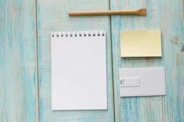 Zarf, usb birden parlamak oyun kağıdı, defter, kalem ile çalışma alanı. Ofis Resepsiyon ahşap arka plan üstten görünüm kadar sahte