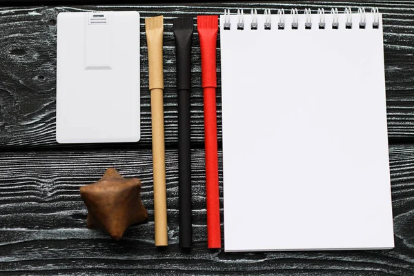 Cuaderno, rojo, beige, negro penon fondo de madera oscura — Foto de Stock