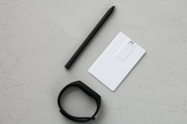 Kurumsal kimlik tasarımı template.mock kadar USB flash iş kartı, kalem, telefon, çanta, laptop, izle