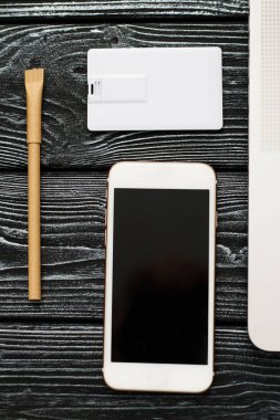 Kurumsal kimlik tasarımı template.mock kadar USB flash iş kartı, kalem, telefon, çanta, laptop, izle