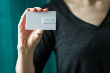 USB flash bussines kartı şablonu sahte kadar iş, seçici odak için boş kimlik kartı kağıt tutan kadın