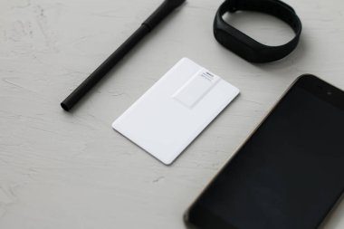 Kurumsal kimlik tasarımı template.mock kadar USB flash iş kartı, kalem, telefon, çanta, laptop, izle