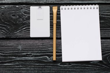 Not Defteri, kırmızı, bej, siyah penon koyu ahşap arka plan