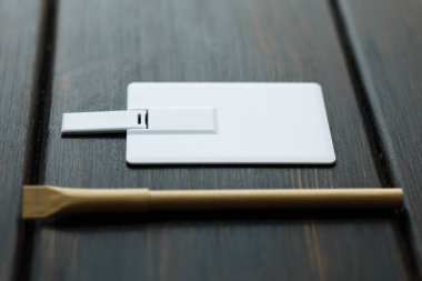 Not Defteri, kırmızı, bej, siyah penon koyu ahşap arka plan