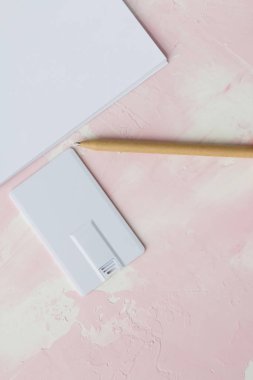 Taşınabilir birden parlamak götürmek kartı veya iş kartı kadar pembe background.mock üzerinde