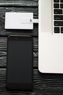mockup beyaz flash bellek usb kart