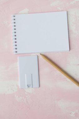 Taşınabilir birden parlamak götürmek kartı veya iş kartı kadar pembe background.mock üzerinde