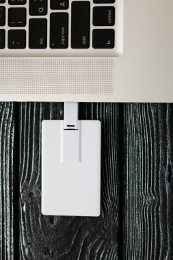 mockup beyaz flash bellek usb kart