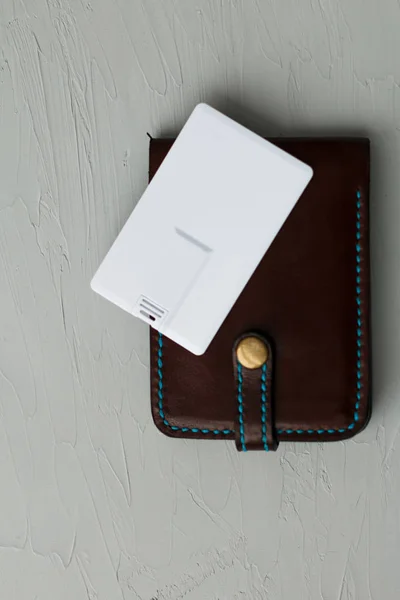 koyu (kahverengi ve mavi) deri ara yuvasýný kapatýn ve cep boş beyaz kart sahte ile gri izole.